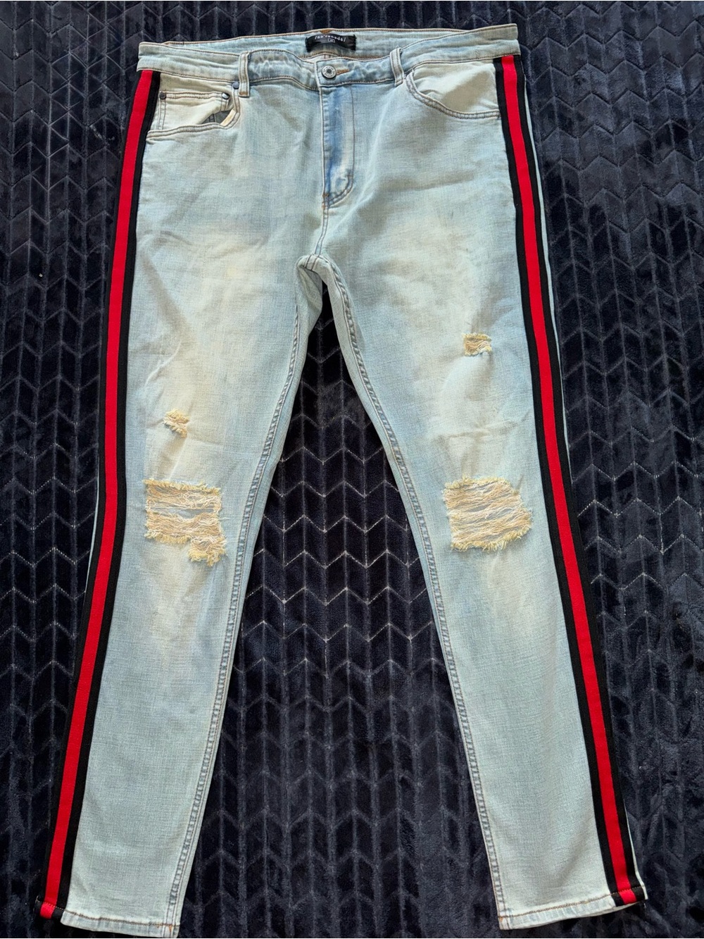 Serenede Men’s Light Wash Distressed Slim Straight Leg Jeans Red Stripe Sz 40